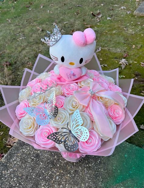 Hello Kitty ramo🩷 | Luxury flower bouquets, Diy bouquet wrap, Pink bouquet