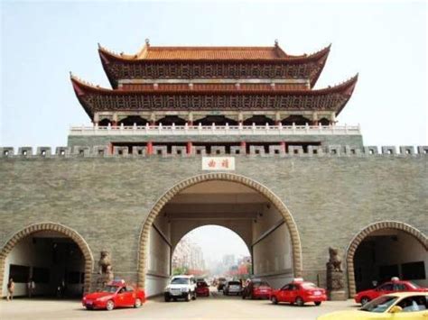 云南曲靖南城门, 著名地标性建筑, 非常雄伟壮观!