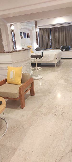 BLOOM BOUTIQUE - BANDRA (Mumbai) - Hotel Reviews, Photos, Rate ...