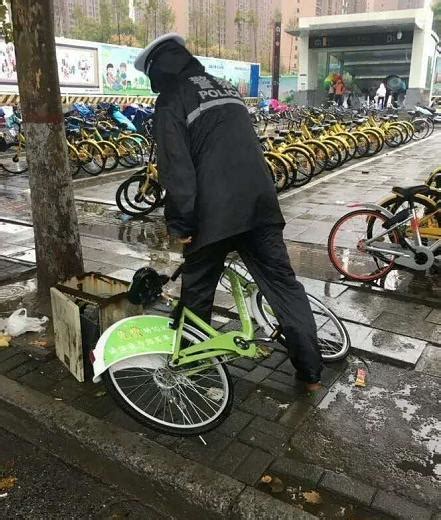 共享单车乱停乱放 郑州交警“兼职”单车搬运工_大豫网_腾讯网