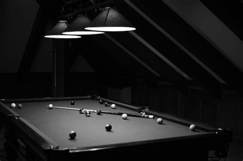 Billiard table in the billiard room with balls and cue | Premium Photo