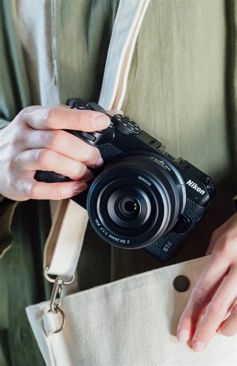 Mirrorless Lenses - NIKKOR Z DX 24mm f/1.7 | Nikon India