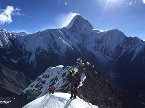 登雪山图片 的图像结果