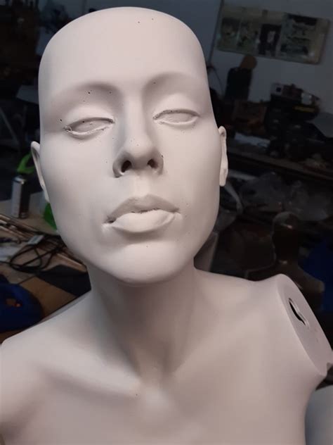 ΕΠΙΣΚΕΥΗ ΚΟΥΚΛΩΝ ΒΙΤΡΙΝΑΣ | RETOUCHE MANNEQUINS