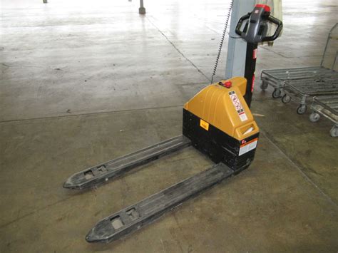 Big Joe electric pallet mover, model E-30, s/n 426210433, 3000 lb cap