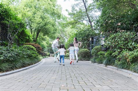 快乐家庭在小区里散步高清摄影大图-千库网