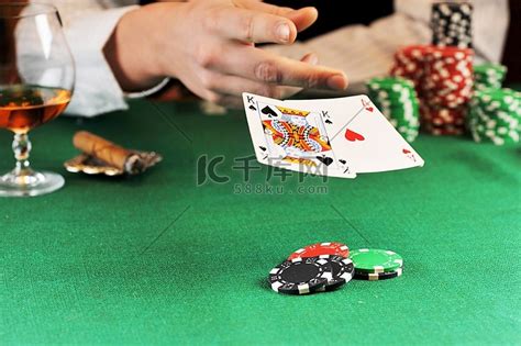 男人坐在赌桌旁打牌筹码玩具高清摄影大图-千库网