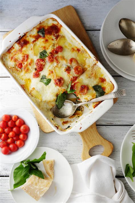 Lasagne Al Forno Con Carne E Spinaci Fotografia Stock  