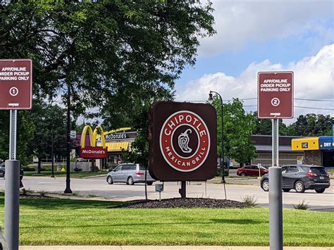 Lansing-area Chipotle becomes chain’s first location to unionize in the ...