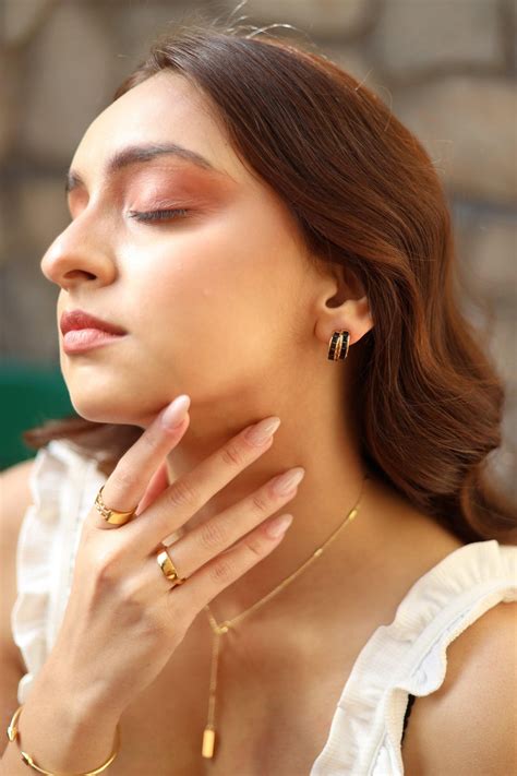 Shop Minimalist Jewellery for Women – Gold, Silver & Custom Designs