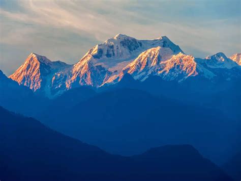 What makes Pelling the best tourist town in Sikkim?