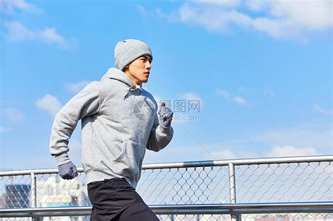年轻男士冬季跑步健身高清图片下载-正版图片501536194-摄图网