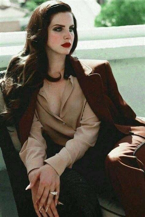 Lana Del Rey's Sultry Looks That Nailed The Dark Feminine Beauty Trend ...
