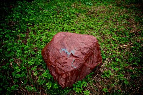 谁知道这红石头是什么石头？很漂亮的红色，很普通的样子，但想知道是什么石头。_百度知道