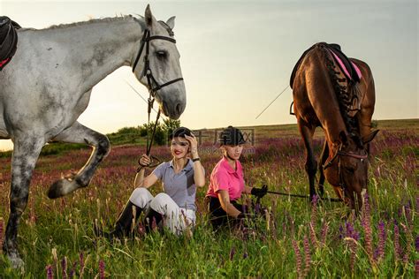 两个女人和两匹马在户外夏日快乐的夕阳中一起在大自然中高清摄影大图-千库网