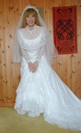 CD in Bride Dress 的图像结果
