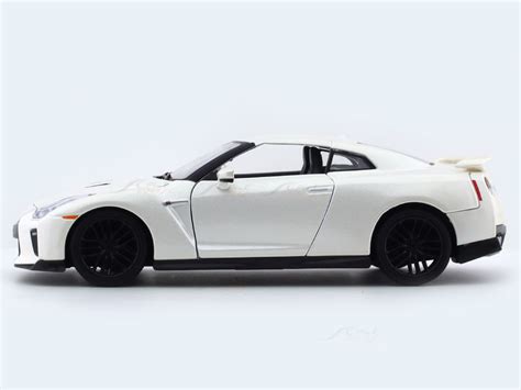 Nissan Skyline GT-R R35 White 1:24 Bburago licensed diecast Scale Model ...