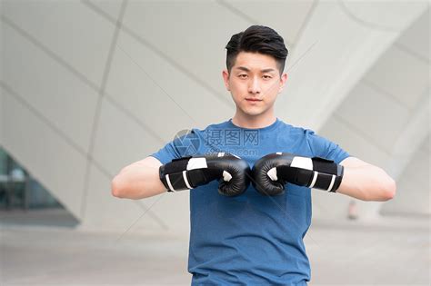男性户外运动戴拳击手套锻炼高清图片下载-正版图片500903405-摄图网