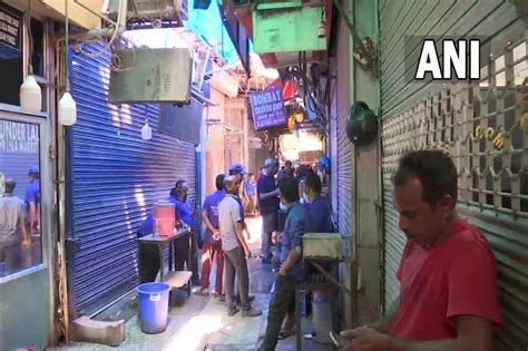 दक्षिण दिल्ली में बंद हुईं मीट की दुकानें, दुकानदारों की चिंता- सड़ ...