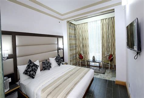 Hotel Aroma Located in the tranquil woods of Ayarpata Nainital