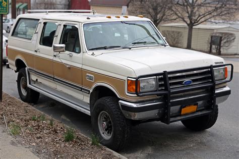 File:1989 Ford Centurion Classic 350 Lariat XLT 460 V8 front.jpg - Wikimedia Commons