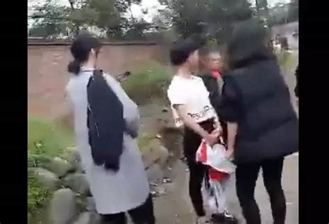 又是校园暴力！四川彭州女学生校外打架，女生35秒被掌掴14次！-搜狐