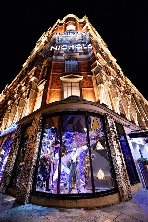 Biscoitos de gengibre, bonecos e muitas luzes enchem as montras de Natal de Paris, Londres e ...