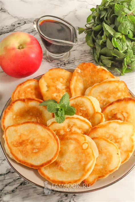 Оладьи на кефире с манкой и яблоками — рецепт с фото пошагово