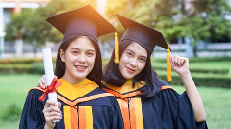 年轻的亚洲女子大学毕业生在毕业典礼上获得大学位证书后高清图片下载-正版图片503848177-摄图网
