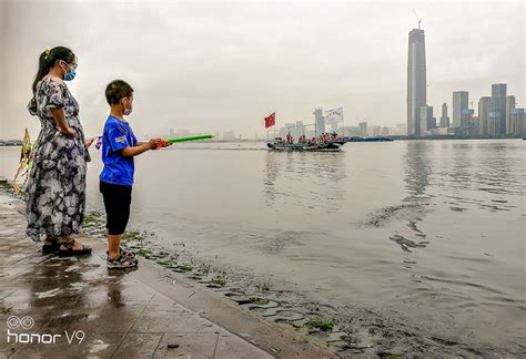 暴雨后的傍晚，走进汉口江滩欣赏波澜壮阔的长江水