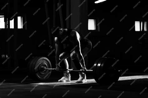 Powerlifter man deadlift competition | Premium Photo