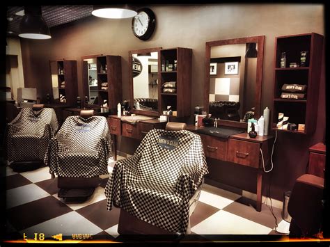 Épinglé par Brad Carlson sur Barber Shops | Salon de barbier, Salon de ...