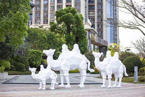 玻璃钢几何骆驼雕塑仙人掌小区园林景观品摆件