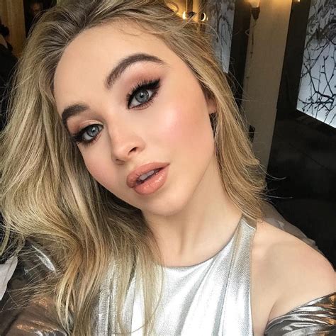Sabrina Carpenter Makeup - Festival Makeup Inspiration