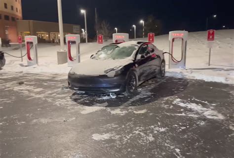 YouTuber attempts to fast charge his Tesla Model 3 Performance during winter storm at -14°F ...