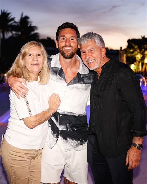 https://www.ciudad.com.ar/resizer/v2/lionel-messi-con-sus-padres-jorge-messi-y-celia-cuccittini-foto-instagram-leomessi-GSEUZZTM3ZBRVBOEA3GPPTPLPA.jpg?auth=318b71c021f20e48af1f9ec17ca310170f82acabf9548ee8628a22691920c916&width=767