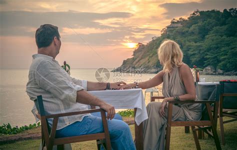 一对恩爱的情侣在泰国普吉岛的海上欣赏日落高清图片下载-正版图片502541073-摄图网