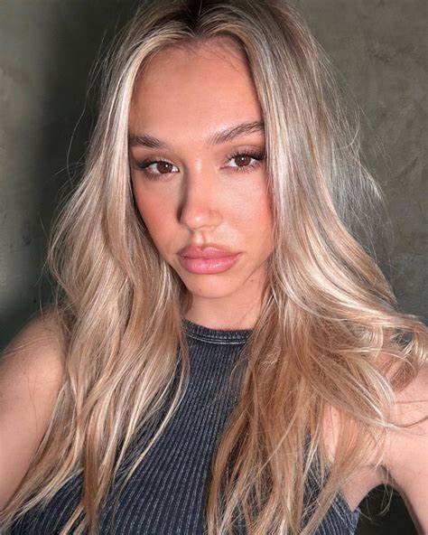 Alexis Ren's Instagram, Twitter & Facebook on IDCrawl