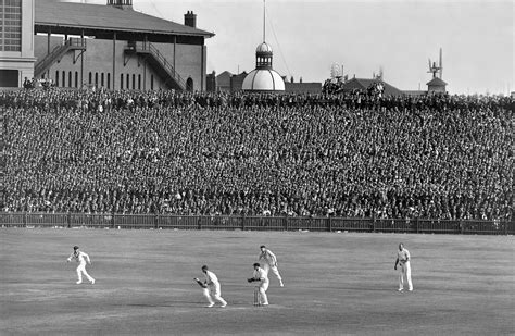 Jack Hobbs bats in front of a huge crowd at the SCG | ESPNcricinfo.com