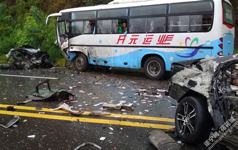 四川发生惨烈车祸 轿车被撞碎3人死亡