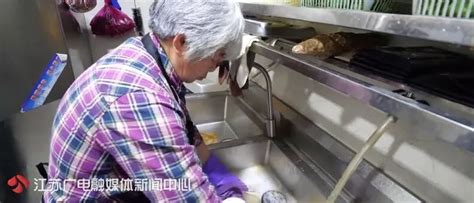 香港洗碗工薪酬一万多，内地人为啥不去打工呢？_工作