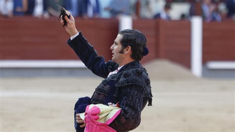 Morante de la Puebla abre la Puerta Grande de Las Ventas por primera vez en su vida