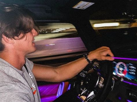 कभी करता था रेस्तरां में काम, आज है करोड़ों का मालिक, खरीद ली है इतनी ...