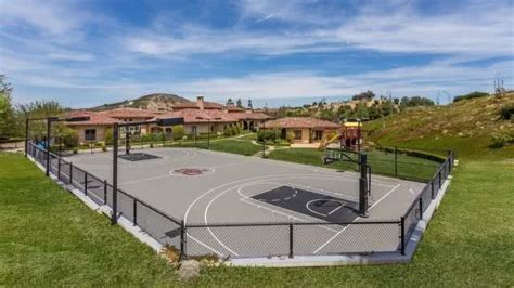 Crowned Sportsfield 的图像结果