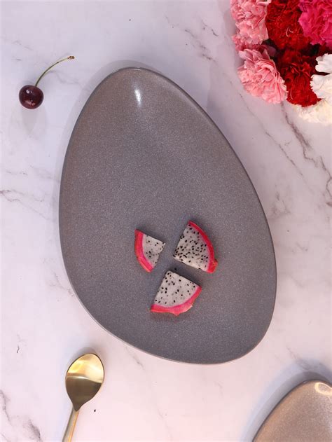 Grey Ariya Triangle Platter – OliveHomeAccents
