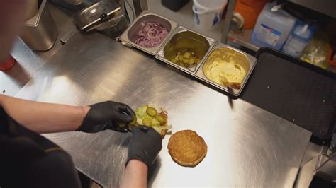 Newsom signs law to raise minimum wage for fast food workers to $20 per ...