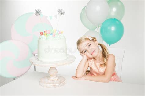 有生日蛋糕的女孩 库存照片. 图片 包括有 - 90023248