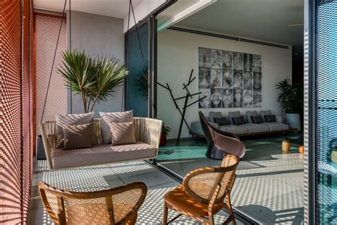 A sinuous brick wall flows through this 11,000-square-foot Mumbai ...