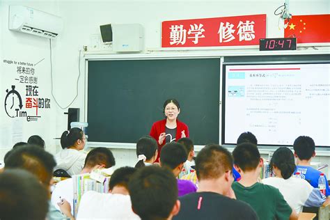 盐城中学徐瑢的27年教学路：助力团队扬帆 护航学子启程-盐城新闻网