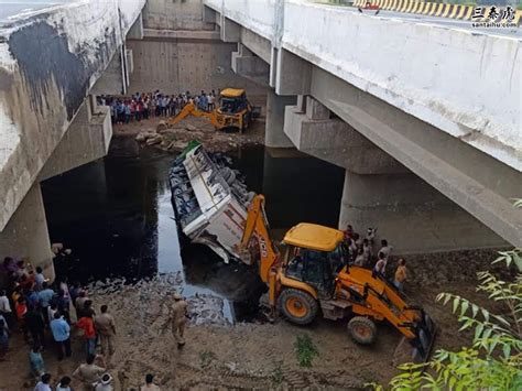 印度一巴士从高速公路上坠入水渠，致29人死亡 - 三泰虎